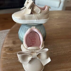 Stride Rite Kids' Gold Bow Sneakers Size 4